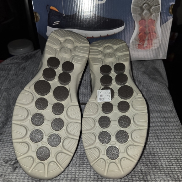 Size 9.5 Men Sketchers GoWalk 6 - Picture 2 of 12